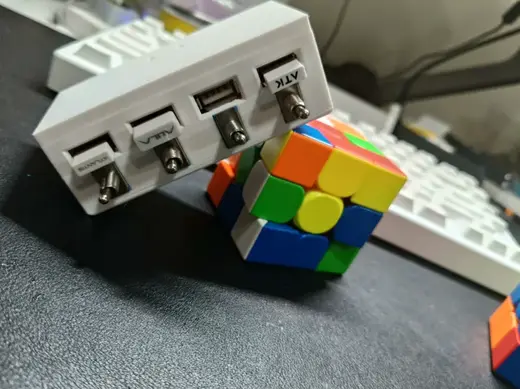 The "Clicky" USB HUB 搖頭開關USB HUB