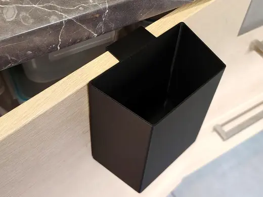 Countertop bin for organic waste, with lid