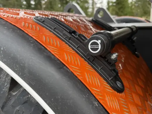 plastplugg för skärmstag med volvo logo