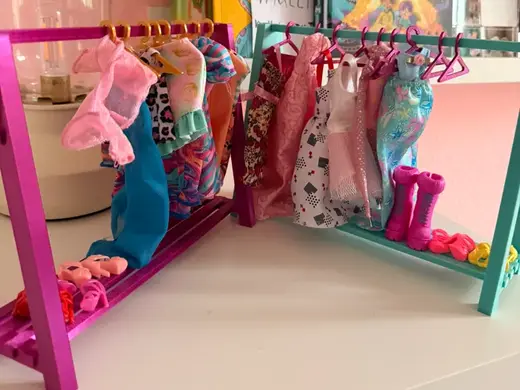 Fashion Doll Kleiderschrank mit Kleiderbügel