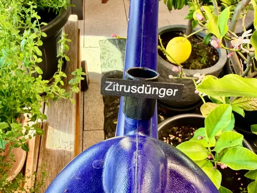 Beschriftung einer 10L Gießkanne