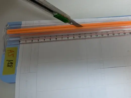 ダイソーのペーパーカッター用のカッターガイド