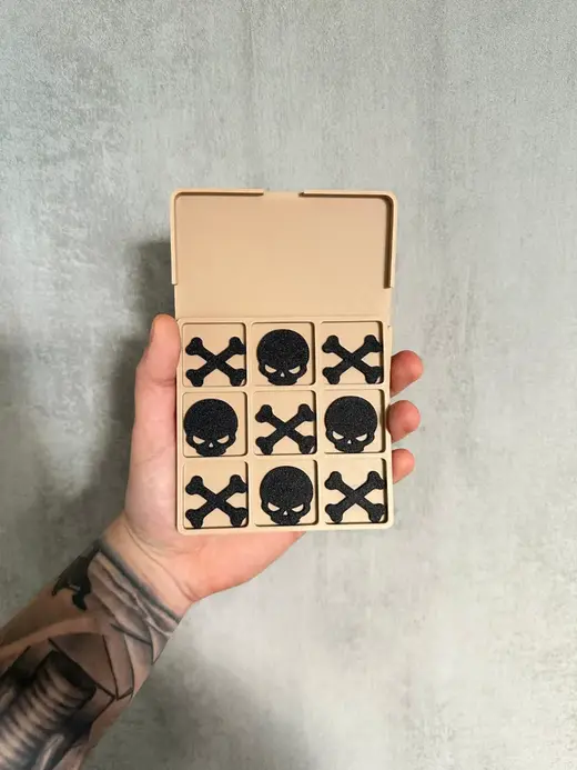 Tic Tac Toe Skull and Bones portable Halloween version