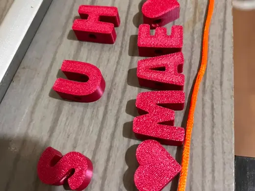 LETRAS ALFABETO FURADO PARA CHAVEIROS E CORDÕES