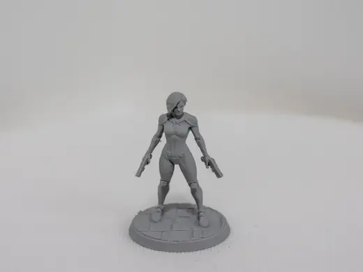 Sci-Fi Miniature: Woman with two Pistols