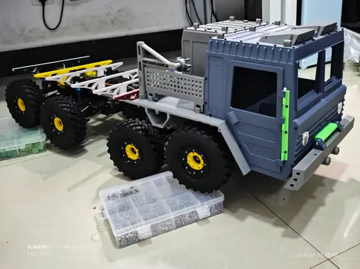 8x8卡车带铲前保险杠