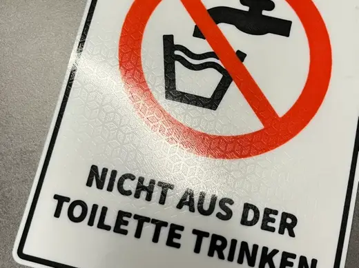 Lustiges Schild Nicht aus der Toilette trinken