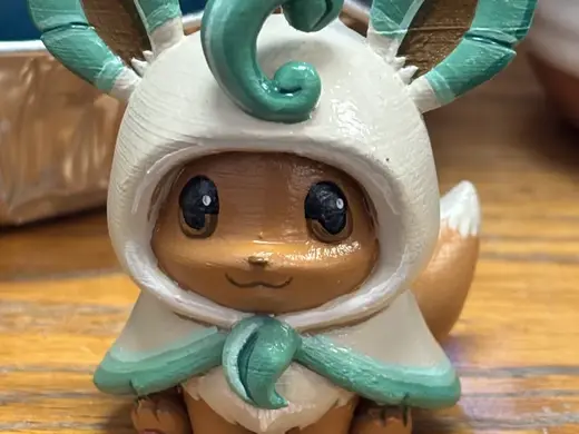 Eevee Chibi con Mantellino di Leafeon Pokemon