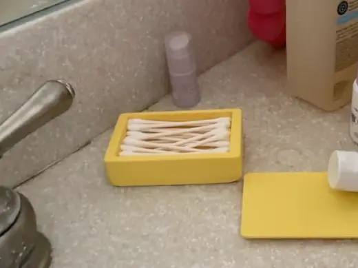 Q-tip holder with lid