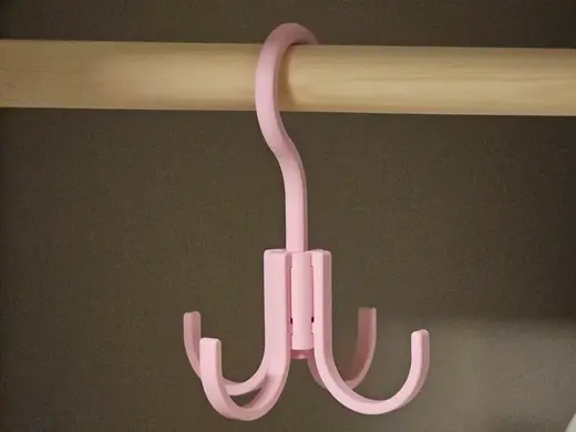 Rotating purse hanger for wardrobe