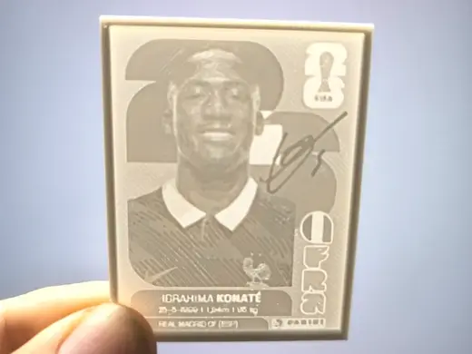Cromo en 3D de Konate (Album Panini 2026)