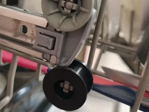 Dishwasher wheel for the upper compartment
