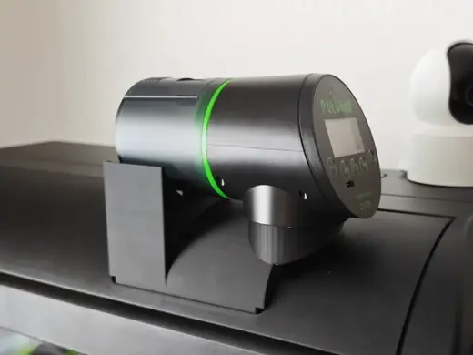 Aquarium fish feeder adapter