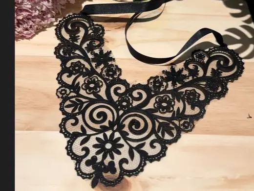 Collier "La fleur antique" sur tulle