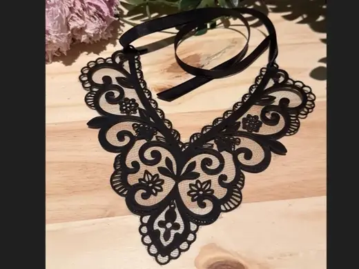 Collier "L'Élégance Florale" sur tulle