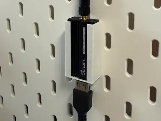 Sonoff ZBDongle-E mount for Skadis board