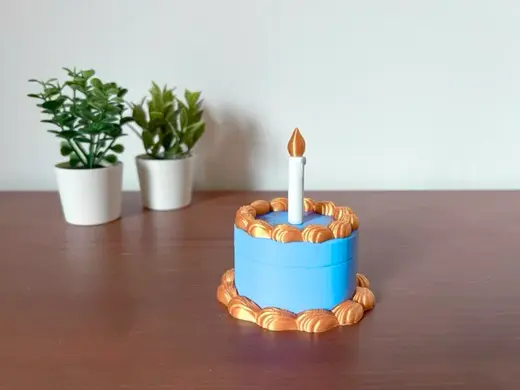 Cake box with thread and candle
