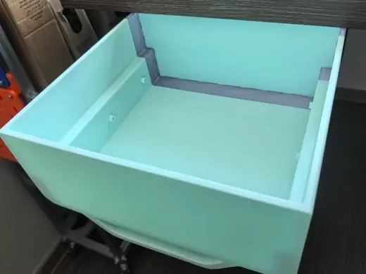 一种适用于升降桌的桌面下抽屉