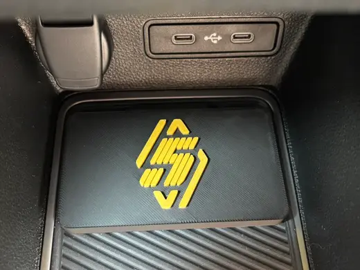 Spacer block for wireless charger in Renault 5