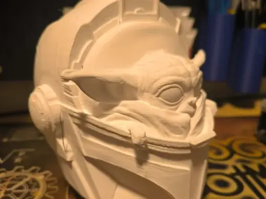 Meister Yoda im Mandalorian Helm, Starwars Figur
