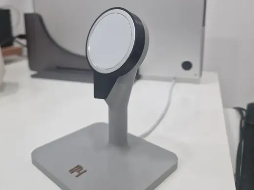 iPhone stand magsafe charger