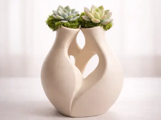 Intertwined Vase – Skulpturale Vase mit Herzform