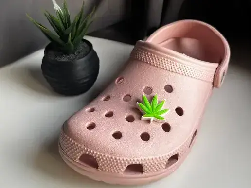 CROC LEAF CHARM