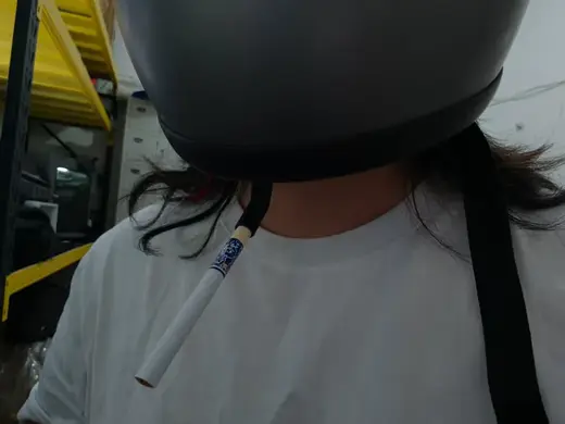 摩托佬戴头盔吸烟辅助器