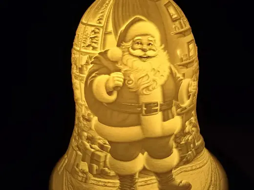 Lithophanglocke Santa steht im Zimmer Xmas