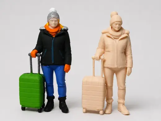 Reisende mit Rollkoffer für die LGB-Gartenbahn