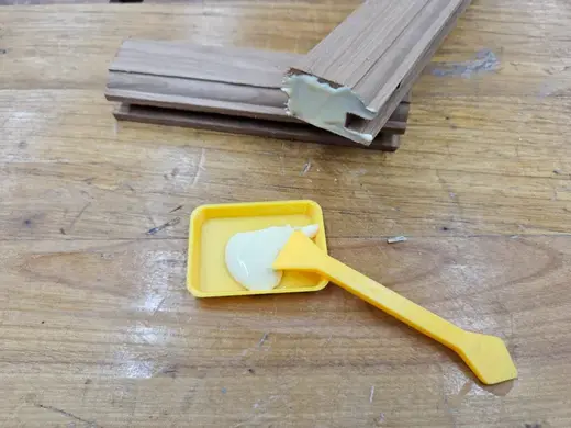 GLUE TRAY AND SPREADER - COMPACT AND DISPOSABLE