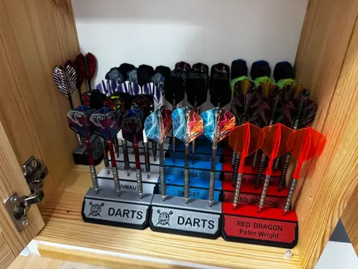 Darts-Ständer mit wechselbaren Schildern