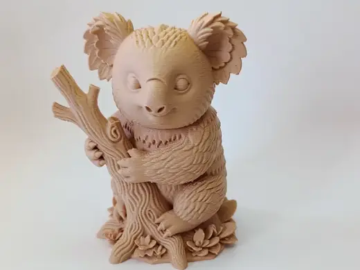 Suesser Koala am Baumstamm voller Naturzauber
