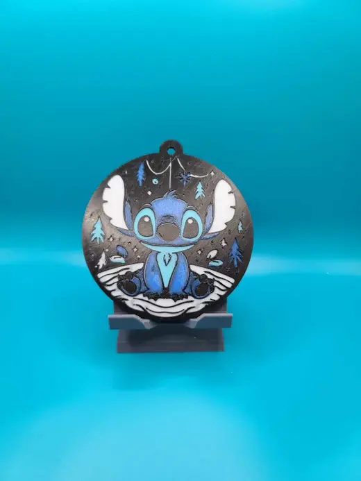 Stitch Suspendu : Une Boule de Noël 3D Unique