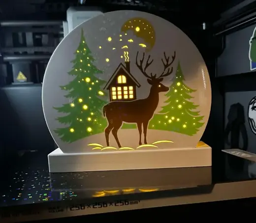 Weihnachtsrentier mit Wald und Häuschen Szene