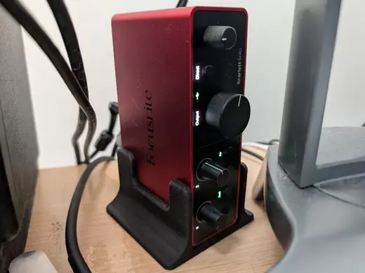 Scarlett Solo Gen 4 Stand
