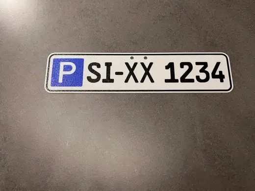 Parkplatzschild mit eigenem Kennzeichen anpassbar