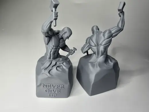 Scultura motivazionale “Never give up”