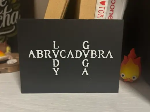 Lady Gaga - Abracadabra scritta