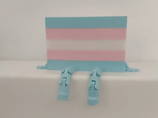 Bandera trans con patitas articuladas