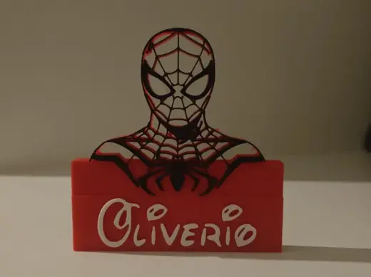 oliviero nome da scrivania con spiderman