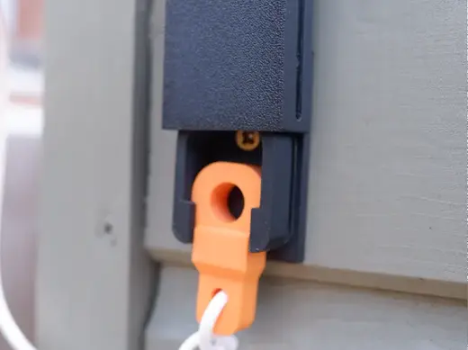 Retractable washing line fix. Washing line tether
