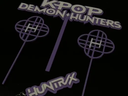 Topo de bolo Kpop + chaveiro Huntrix