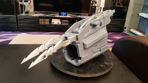 Predator gauntlet with Wrist Blade and Scimitar
