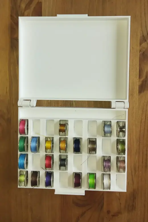Box for thread spools / držák šicích špulek