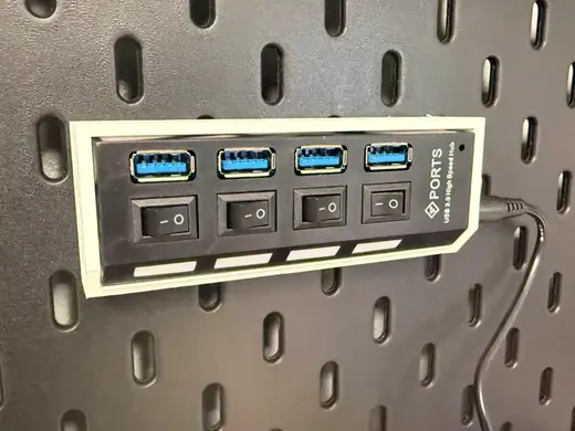 4-port USB hub Ikea Skadis mount