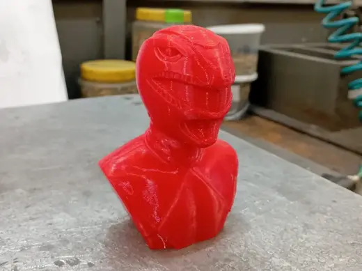 estatua do power ranger vermelho