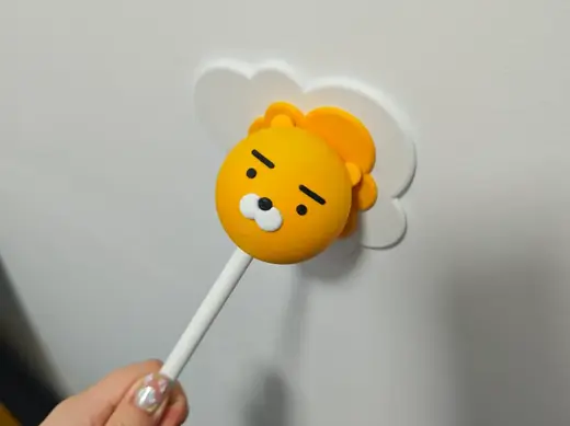 一根融化的Kakao friends Ryan棒棒糖笔插