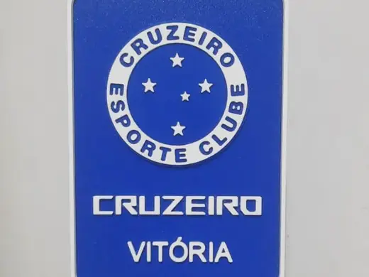 placa escudo cruzeiro com nome de pessoa no modelo