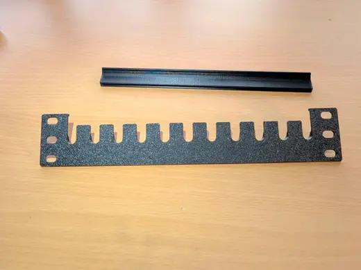 10" Rack Blende 1HE für Kabeldurchführung